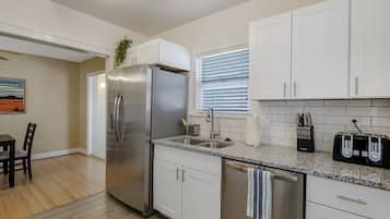 Coffee/tea maker, fridge, microwave, oven