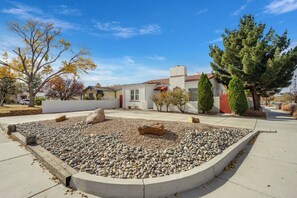 Property grounds - Perfectly located in the Albuquerque area of Nob Hill (Albuquerque)