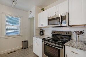 Fridge, microwave, oven, stovetop - Perfectly located in the Albuquerque area of Nob Hill (Albuquerque)