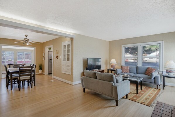 Smart TV, books - Perfectly located in the Albuquerque area of Nob Hill (Albuquerque)