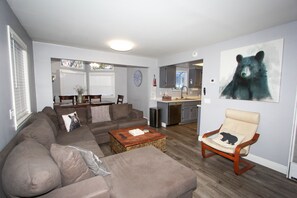 Smart TV, fireplace - Cute Blue Big Bear Lake Cabin (Big Bear Lake)