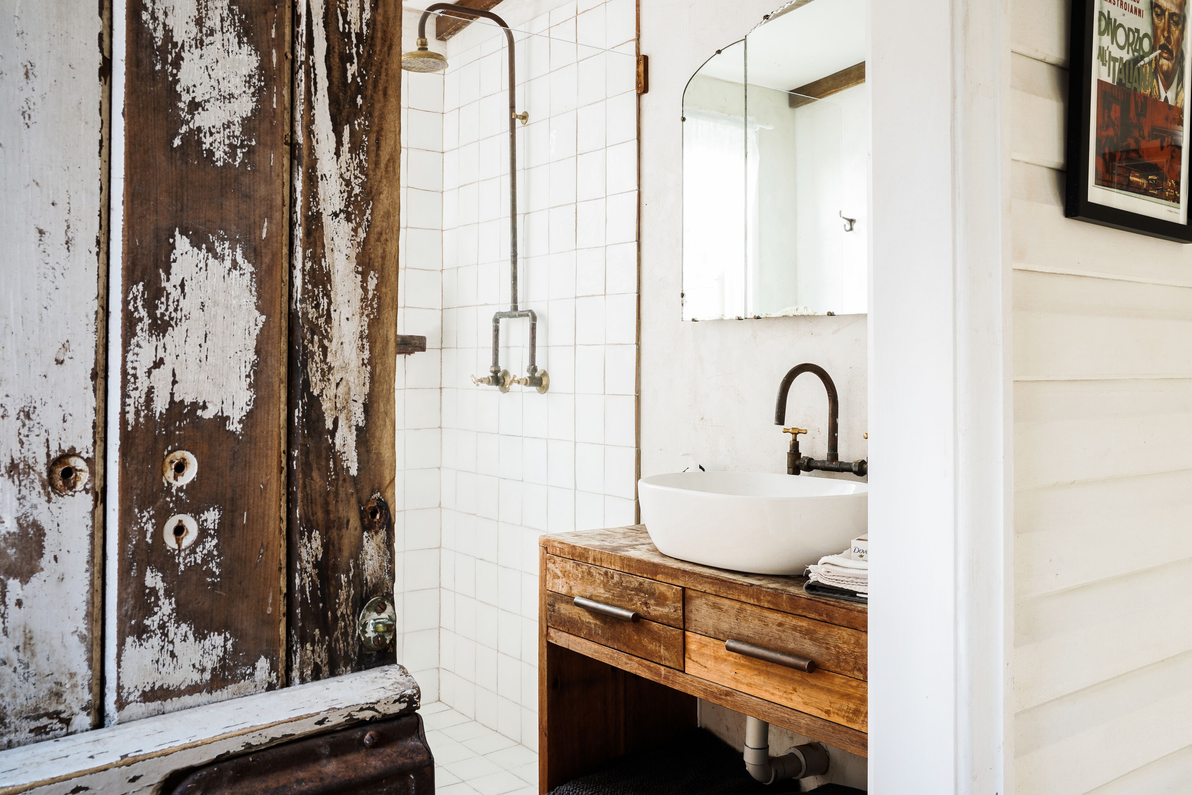 Combined shower/tub, towels, soap, toilet paper