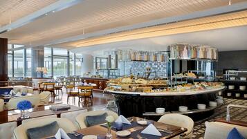 Desayuno buffet diario (SAR 145 por persona)