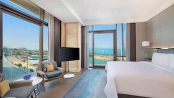Horizon Suite Sea View King | Minibar, in-room safe, individually decorated, individually furnished