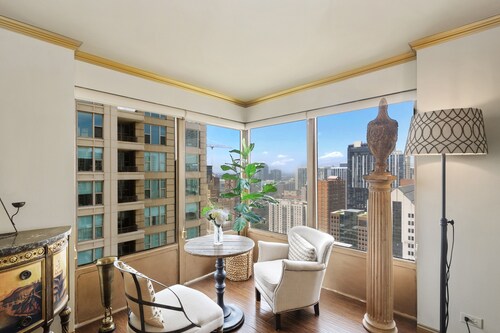 Luxury condo close to Magnificent Mile