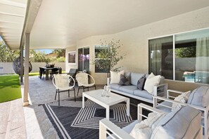 Outdoor dining - *NEW* Lux 5 Bedroom Spanish Villa w/ Heated Pool (Scottsdale)