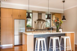 Micro-ondes, four, plaque de cuisson, lave-vaisselle