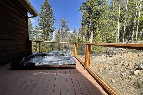 Hide-A-Way. Private Hot Tub Pets Welcome.