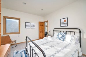 3 bedrooms, iron/ironing board, free WiFi, bed sheets