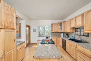 ثلاجة، ميكروويف، غسالة أطباق، ماكينة لصنع القهوة/الشاي