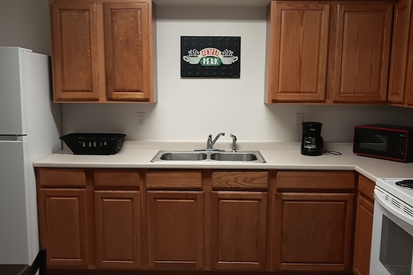 Kjøleskap, mikrobølgeovn, ovn og kokeplater