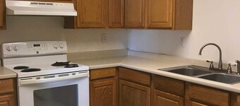 Spacious Furnished 2 Bedrooms, 1 Bathroom Apartment!
Your Home Away from Home