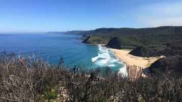 Platja a a prop i tovalloles de platja