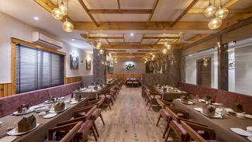 Desayuno buffet (INR 250 por persona)