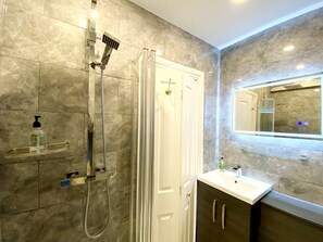 Combined shower/bathtub, hair dryer - Meadfoot Bay Apartment at Hesketh Crescent - sleeps 3 guests  in 1 bedroom (Torquay)