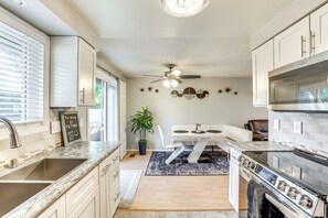 Réfrigérateur, micro-ondes, plaque de cuisson, lave-vaisselle