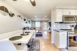 Geladeira, micro-ondas, cooktop, lava-louças