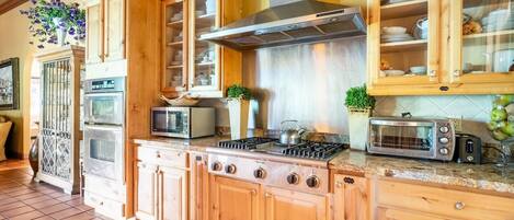 冷蔵庫、電子レンジ、オーブン、コンロ