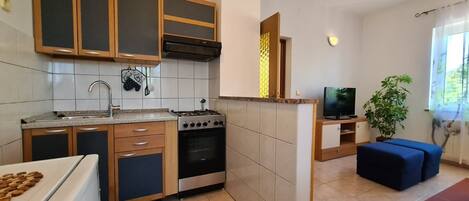 ثلاجة، ميكروويف، فرن، موقد طهي مسطح