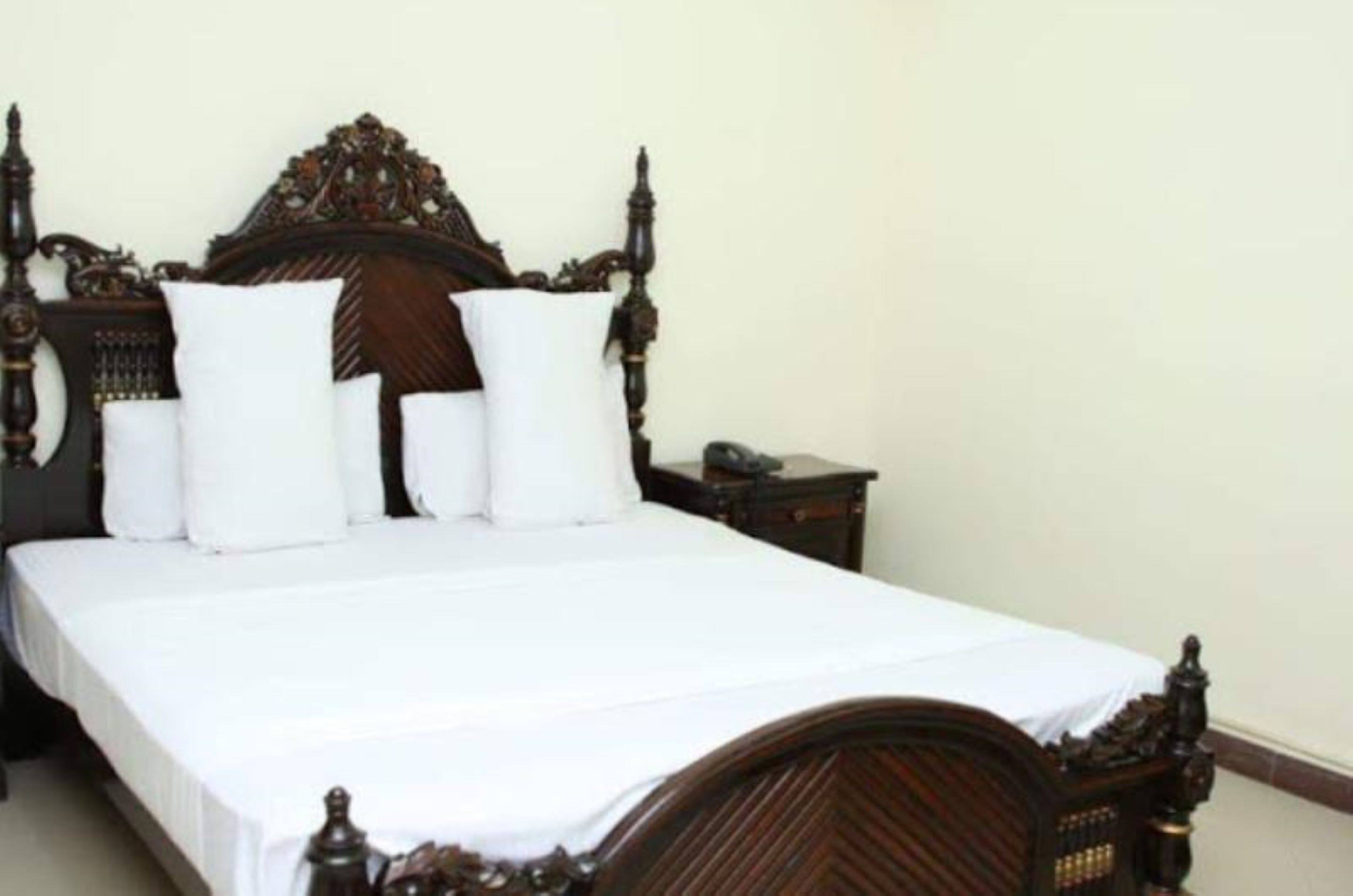 deluxe double or twin room | iron/ironing board, free wifi, bed sheets