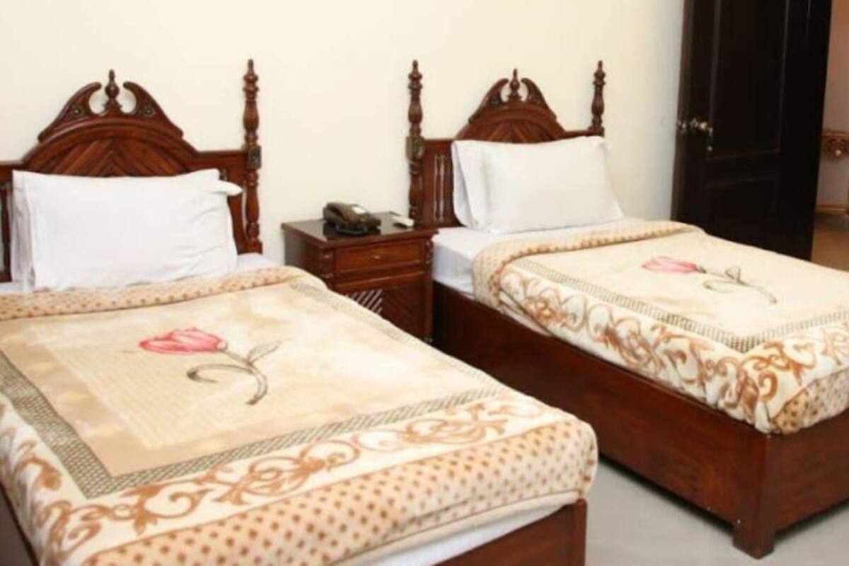 Tabla de planchar con plancha, wifi gratis y ropa de cama