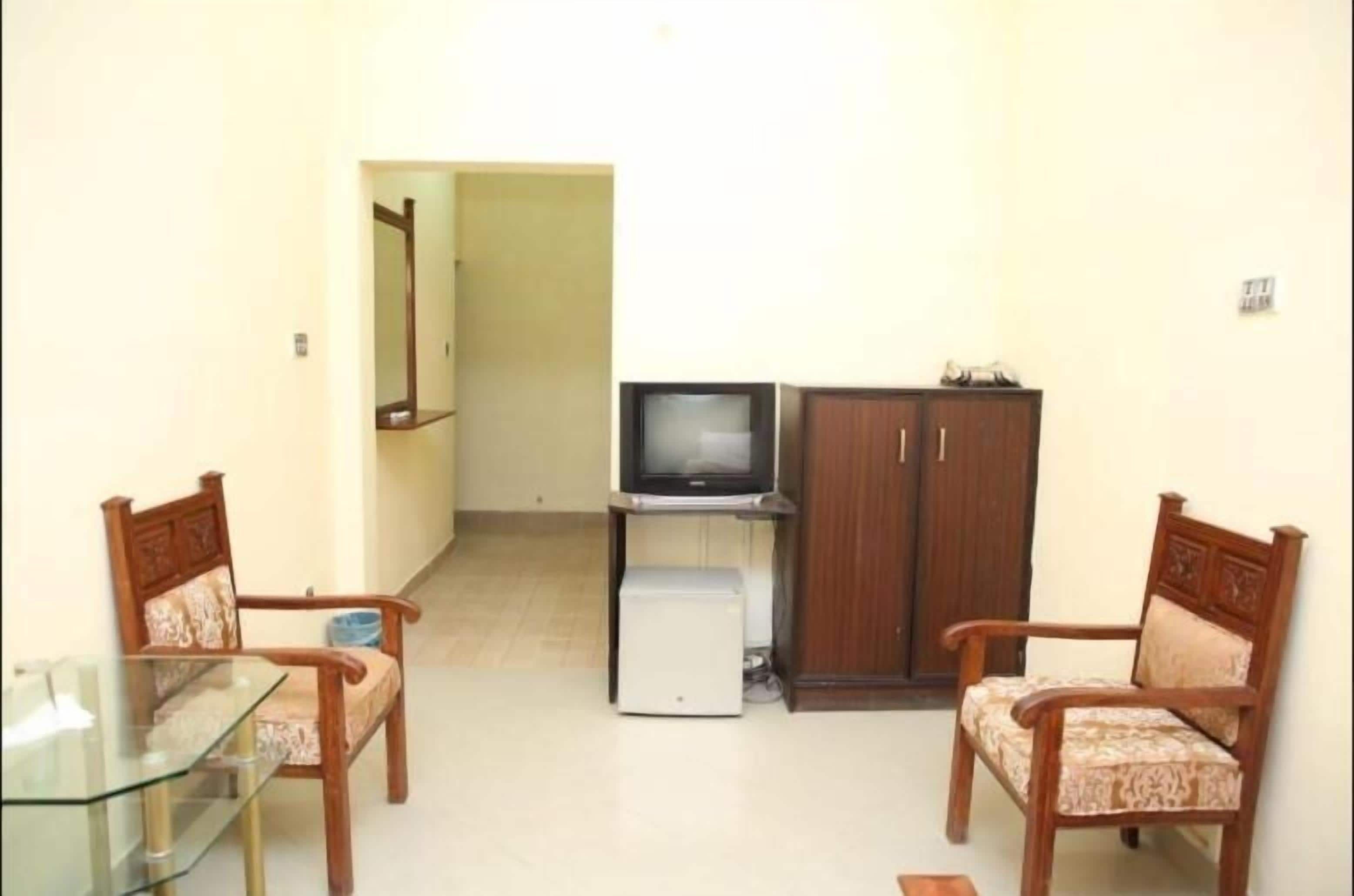 deluxe double or twin room | living area | tv