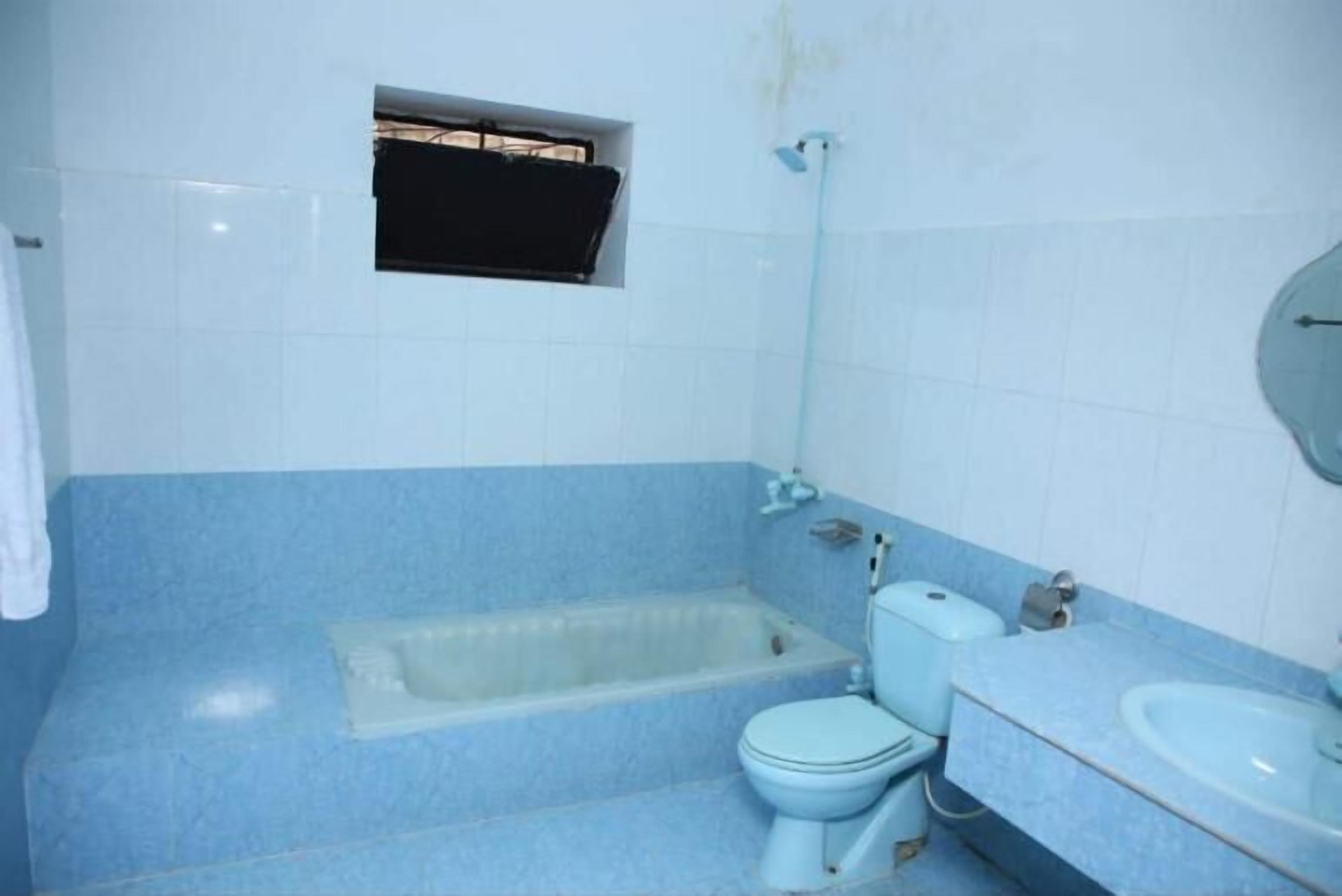 deluxe double or twin room | bathroom | shower, free toiletries, slippers, towels