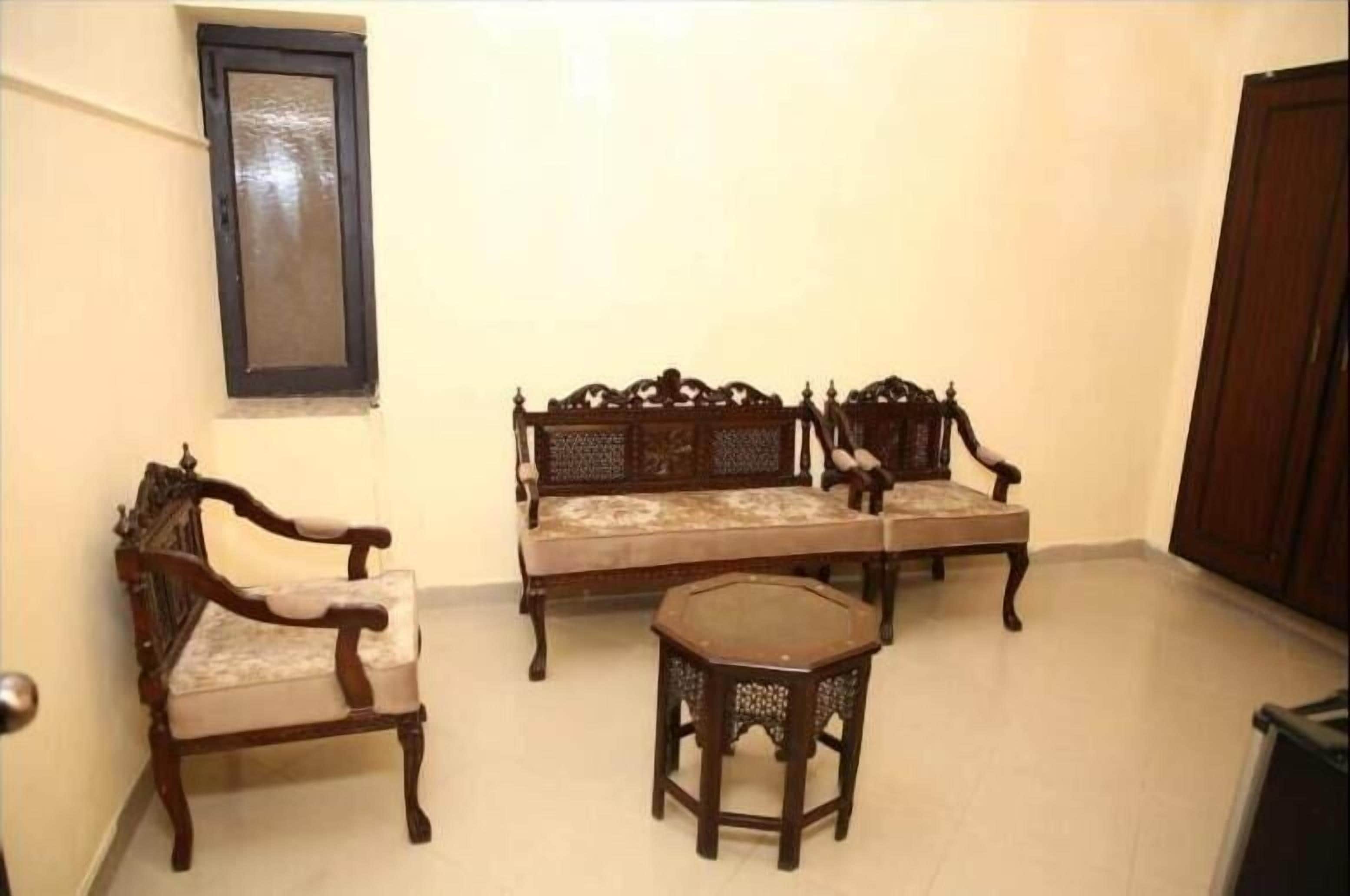 deluxe double or twin room | living area | tv