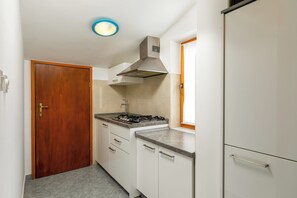 Fridge, stovetop, coffee/tea maker, cookware/dishes/utensils - Apartment 828/34811 (Istria - Rabac), 700m from the beach (Rabac)