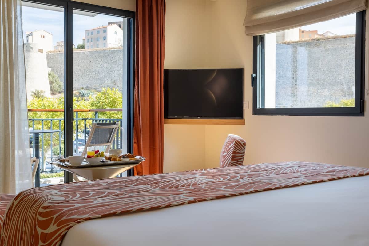 Classic-Doppel- oder -Zweibettzimmer, Meerblick | Zimmersafe, individuell dekoriert, individuell eingerichtet