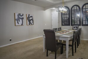 Dining - 🔥Lux home near Sky Harbor✈️, with a King bed 🛏️ (Phoenix)