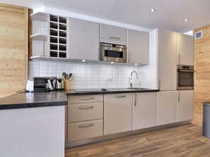 Fridge, microwave, oven, dishwasher - Beautiful apartment for 8, balcony, ski-in ski-out (La Plagne)