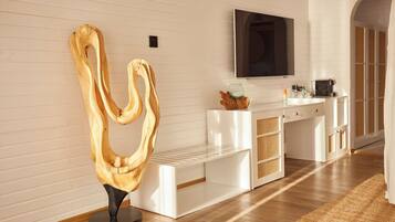 Penthouse | 거실 공간 | 위성 채널 시청이 가능한 32인치 LCD TV, TV