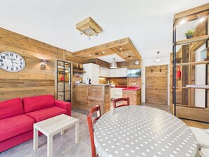 TV - Central Apartment with Balcony, Near Ski Lifts, Shops & Restaurants (Les Gets)