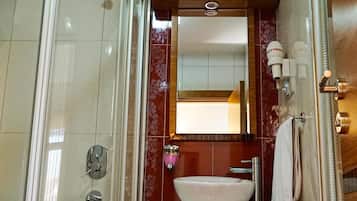 Basic Triple Room | Bathroom | Shower, rainfall showerhead, slippers, towels