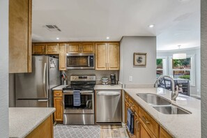 Frigorifero, microonde, forno, piano cottura