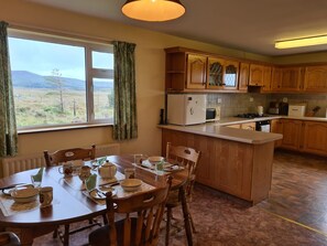 Microwave, oven, cookware/dishes/utensils - Tigh Mhartin (Derravonniff)