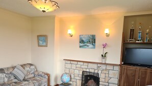 LCD TV, fireplace - Tigh Mhartin (Derravonniff)