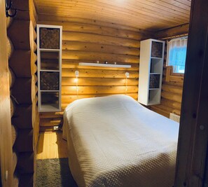 2 bedrooms, in-room safe, desk, iron/ironing board
