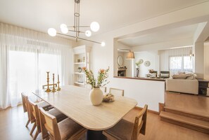 Superior Villa, 5 Bedrooms, Sea View | Dining room