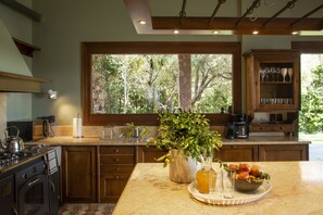 Refrigerador con freezer, microondas, horno, placa de cocina