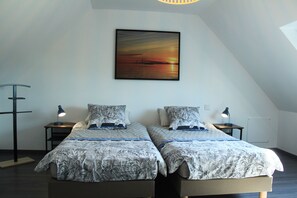 2 Schlafzimmer, Schreibtisch, Bügeleisen/Bügelbrett, Reisekinderbett