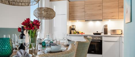 Kühlschrank, Mikrowelle, Ofen, Herdplatte