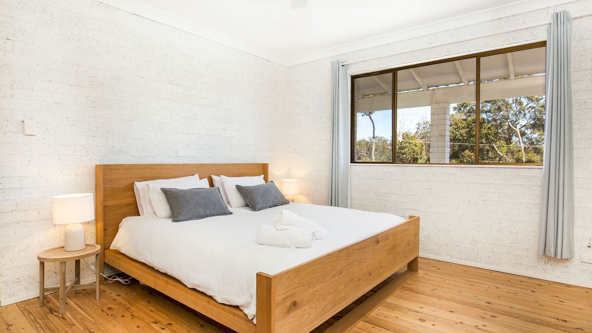 4 bedrooms, desk, iron/ironing board, travel crib