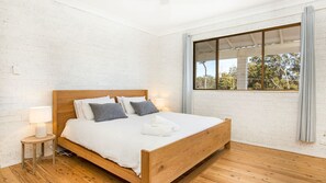 4 Schlafzimmer, Schreibtisch, Bügeleisen/Bügelbrett, Reisekinderbett