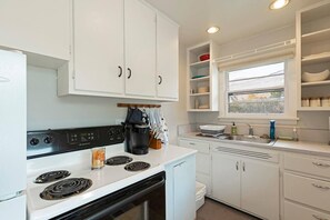 冷蔵庫、電子レンジ、オーブン、コンロ