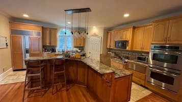 Réfrigérateur, four, plaque de cuisson, cafetiÚre/bouilloire