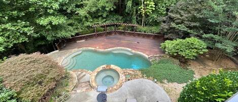 Una piscina al aire libre