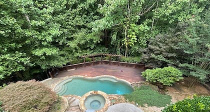 Spacious, Luxurious Single-Family Home with Pool