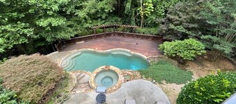 Spacious, Luxurious Single-Family Home with Pool